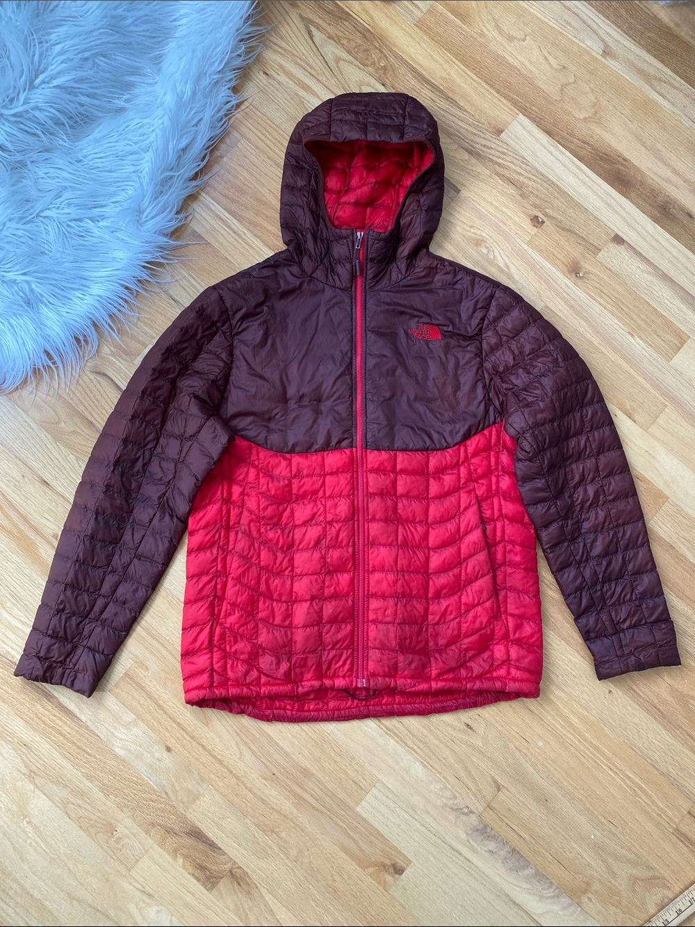 The North Face Mens Thermaball Two-Tone Burgundy & Red Quilted Hooded Puffer